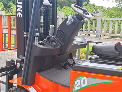 HIFOUNE 2 tonluk üç tekerlekli lityum forkliftte ne gibi yenilikler var?