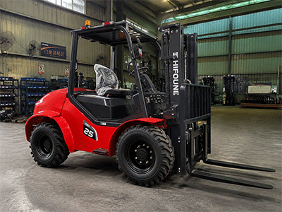 Dış mekanlarda gerçekten üstünlük sağlayan, satılık küçük bir arazi tipi forklift mi arıyorsunuz?