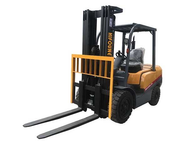 Forklift üreticisi, forkliftin devrilme önleme olayını nasıl tanıtıyor?