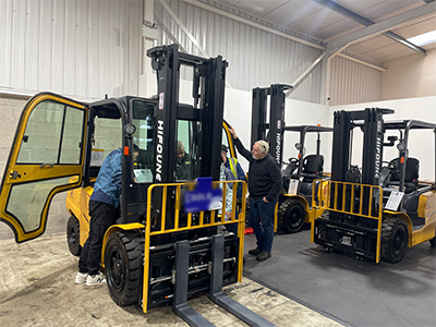 How to determine the load center of the forklift truck?