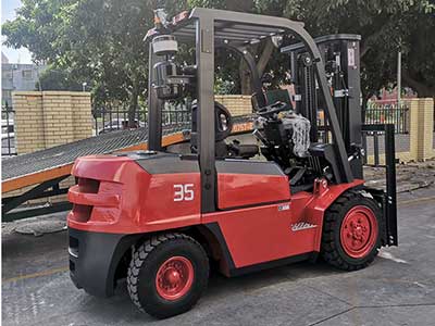 Forkliftler ve arabalı raflar arasındaki çarpışmaları azaltın